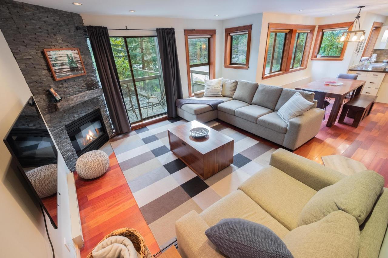 Greyhawk By Outpost Whistler Villa Bagian luar foto