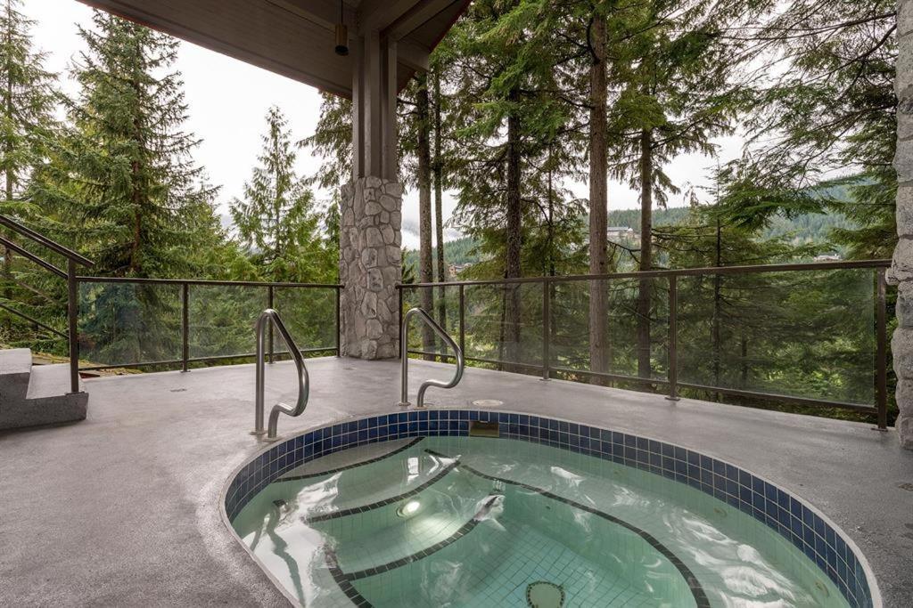 Greyhawk By Outpost Whistler Villa Bagian luar foto