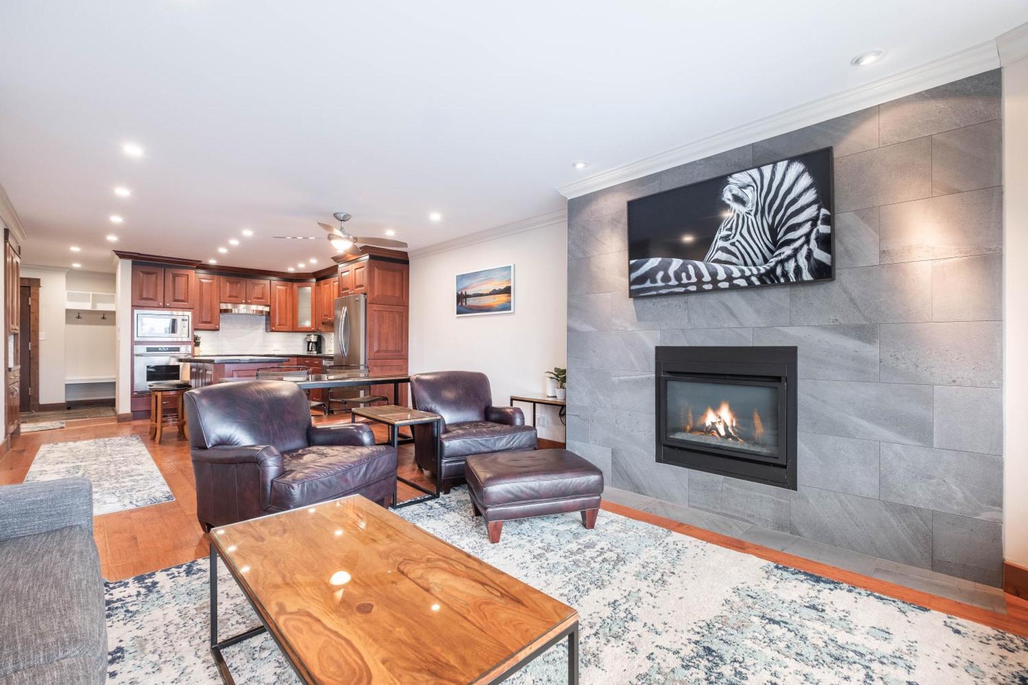Greyhawk By Outpost Whistler Villa Bagian luar foto