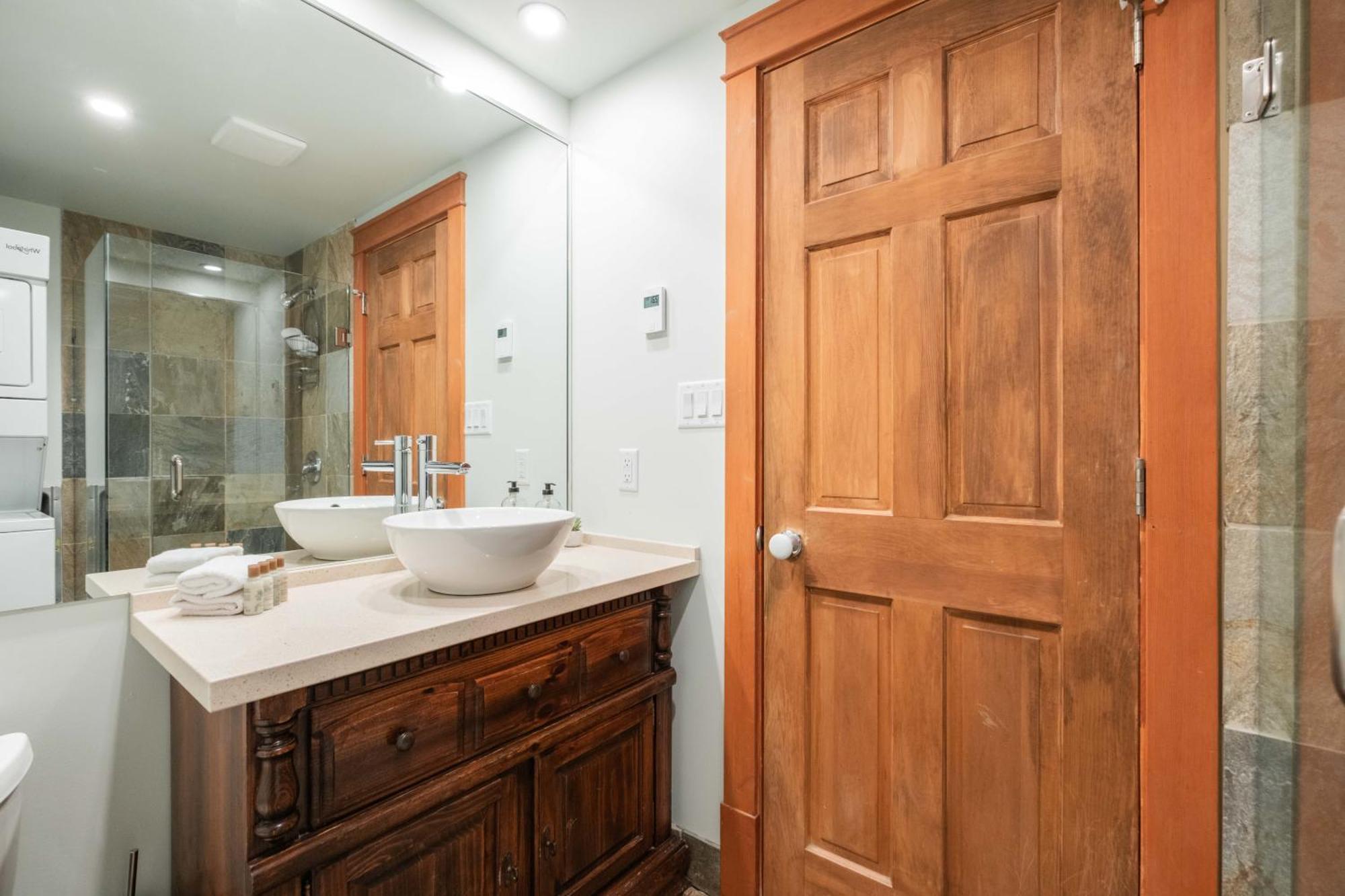 Greyhawk By Outpost Whistler Villa Bagian luar foto