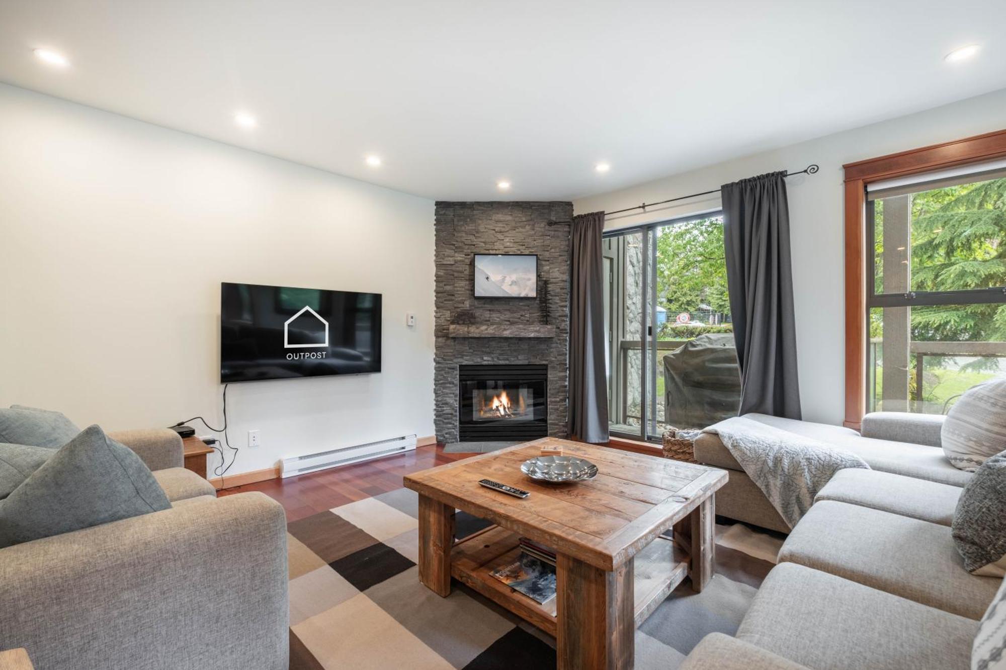 Greyhawk By Outpost Whistler Villa Bagian luar foto