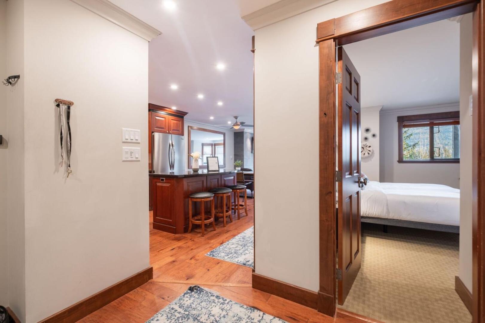 Greyhawk By Outpost Whistler Villa Bagian luar foto
