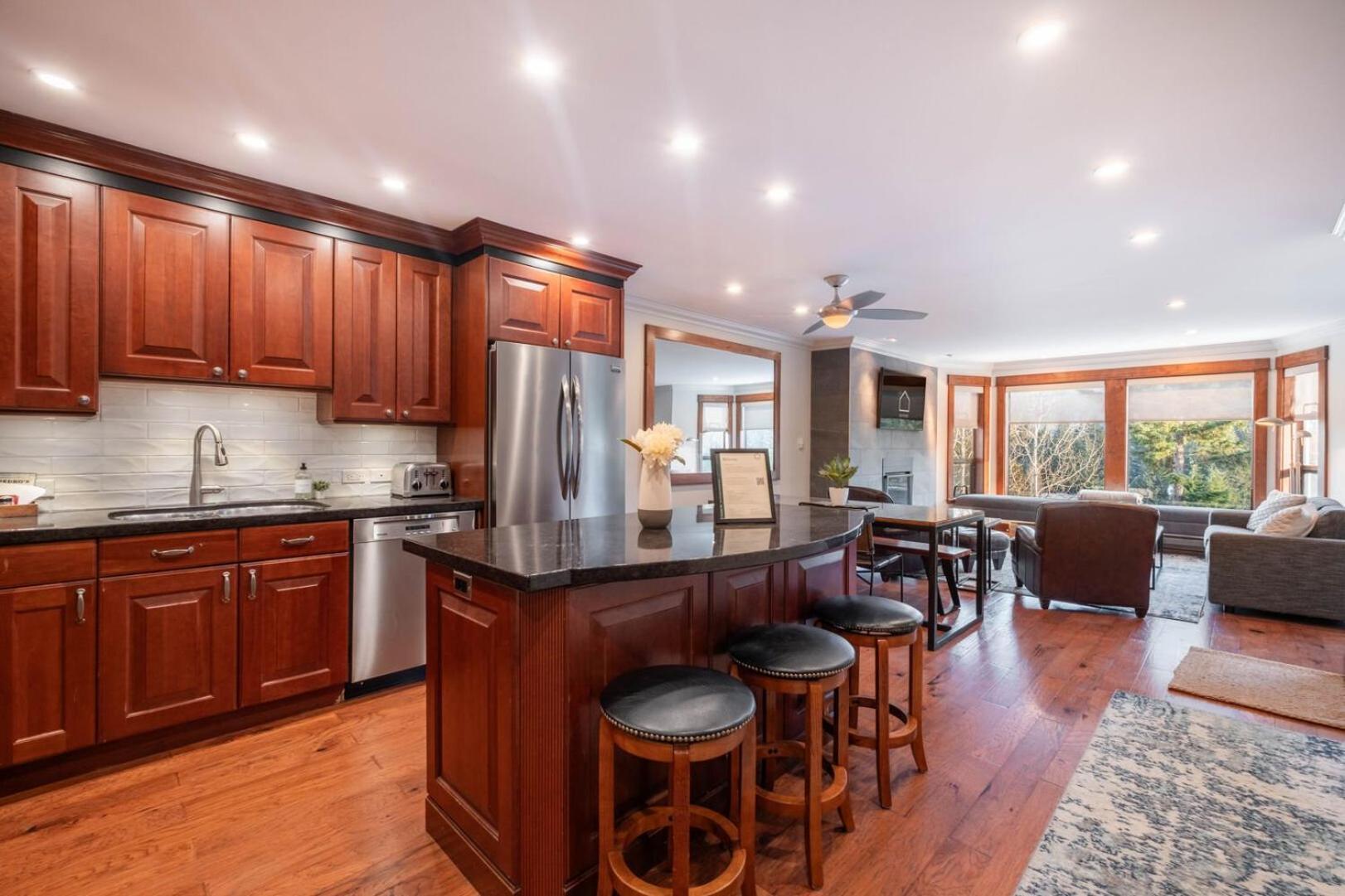 Greyhawk By Outpost Whistler Villa Bagian luar foto