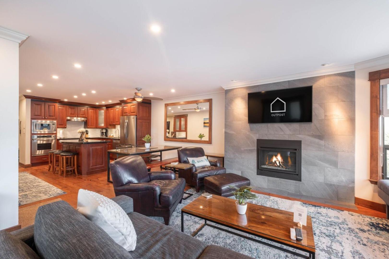 Greyhawk By Outpost Whistler Villa Bagian luar foto
